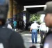 Policías y agentes de tránsito inspeccionan la escena del ataque armado en la vía a la costa, en Guayaquil, donde dos uniformados fueron asesinados tras una persecución desde Santa Elena.