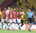 Jugadores de Barcelona SC y Leones FC analizan una decisión arbitral durante el partido de la fecha 8 de la LigaPro en el estadio Monumental.