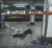 Sangre y un machete en el andén después de que un hombre fuera baleado por agentes del Departamento de Policía de Nueva York.