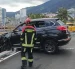 Vehículo queda suspendido en puente de la Av. Atahualpa en Quito tras siniestro vial sin heridos.