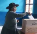 Una mujer deposita su voto este domingo en la localidad de Huayllabamba, en el Cusco (Perú).