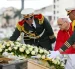 El papa León XIV coloca una corona de flores en el Monumento a los Mártires Maqam Echahid en El Madania, cerca de Argel, Argelia.
