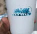 Este vaso de la campaña del expresidente Jamil Mahuad, de 1998, fue encontrado durante una actividad de limpieza que organizó la fundación Mingas por el Mar.