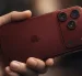 Supuesta filtración del iPhone 18 Pro Max revela un diseño robusto con triple cámara y acabado en tono rojo oscuro metálico.