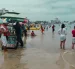 Turistas y locales disfrutan de un día de playa durante un feriado en la costa de Ecuador.