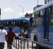Caos. Buses invaden carriles exclusivos, se pasan el semáforo en rojo y dejan pasajeros en medio de las calles.