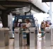 Usuarios ingresan a una de las estaciones de la Aerovía en Guayaquil.