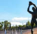Escultura en el Estadio Panathinaikó de Atenas, símbolo del olimpismo clásico, en medio del debate sobre nuevas reglas de participación.