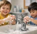 Niños practican el correcto lavado de manos mediante una dinámica lúdica que combina aprendizaje y diversión.