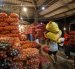 En el mercado de Montebello trabajadores bajan los sacos de los alimentos que llegan de diferentes provincias.