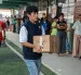 Integrante de la Oficina Nacional de Procesos Electorales (ONPE) carga una caja para empezar la instalación de una de las mesas de votación en un colegio de Lima.