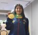 La marchista ecuatoriana Paula Torres muestra la medalla de oro que ganó en la maratón del Mundial por Equipos en Brasil.