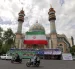 Varios automovilistas pasaron junto a la mezquita del Imam Sadiq (AS), cuya fachada lucía una enorme bandera iraní, en la plaza Palestina de Teherán.