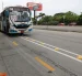 La segregación de la nueva ciclovía no impide que los conductores de buses, camiones y automóviles invadan el carril exclusivo.
