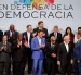 Mandatarios y representantes internacionales posaron en la cumbre que busca fortalecer la defensa democrática.