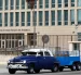 Un vehículo transita frente al edificio de la Embajada de Estados Unidos en Cuba este 20 de abril de 2026, en La Habana (Cuba).