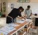 Personas en mesa de votaciones en el distrito de Lurín (Perú).