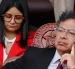 La jefa administrativa de Presidencia, Angie Rodríguez (atrás), y el presidente de Colombia, Gustavo Petro, en Colomvbia.
