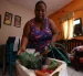 Tita Estupiñán refrigera sus alimentos en una hielera, ante el corte de luz prolongado que sufre la cooperativa Santiaguito Roldós.