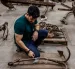 El arqueólogo Enrique Vences,observando varios tipos de anclas y otros equipos navales hallados en las excavaciones del Muelle de Valongo, en Río de Janeiro (Brasil).
