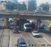 El vehículo pesado quedó atascado en la parte inferior de un puente en la avenida Francisco de Orellana, en el norte de Guayaquil.