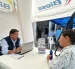 Una persona recibe asesoramiento sobre los créditos del BIESS.