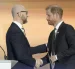 El príncipe Harry de Gran Bretaña y el ex primer ministro ucraniano Arseniy Yatsenyuk se dan la mano durante el Foro de Seguridad de Kiev en Kiev, Ucrania, el 23 de abril de 2026.