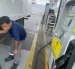 Trabajador carga diésel premium en camión en una gasolinera de Ecuador