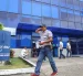 Una persona camina al pie de la empresa eléctrica en Guayaquil.