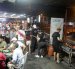 Comedor. Familias acuden a un corredor gastronómico ubicado en las calles 20 y Argentina, suroeste de Guayaquil.