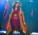 Poco antes del cierre del recital, la artista regresó al escenario con un poncho tricolor y un sombrero de paja toquilla, en un gesto que emocionó a sus fans