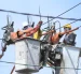 Técnicos hacen trabajo de mantenimiento en el sistema eléctrico.