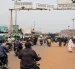 Los viajeros circulan por las calles de Bamako, Malí, el 27 de abril de 2026.