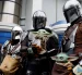 Visitantes caracterizados como personajes de The Mandalorian y Grogu posan frente a la atracción “Star Tours: The Adventures Continue” en Tokyo Disneyland, en Urayasu.