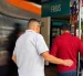 La puerta de vidrio de la gasolinera quedó destruida tras el asalto; ahora una lámina plástica cubre el acceso de la cafetería ubicada en la gasolinera.