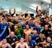 Jugadores y cuerpo técnico de Emelec festejan tras un triunfo.