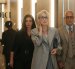 Anne Hathaway como Andy Sachs, Meryl Streep como Miranda Priestly y Stanley Tucci como Nigel Kipling en El Diablo Viste a la Moda 2.