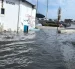 En la calle Ismael Pérez Pazmiño, junto al Malecón del Salado, se acumuló el agua por la marea alta.