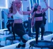 El rebounding es un ejercicio de bajo impacto realizado sobre un mini trampolín, que combina saltos con trabajo de fuerza usando pesas y ligas.