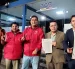 Geovanny Atarihuana, de Unidad Popular; y Santiago Machuca, en el centro, frente al Tribunal Contencioso Electoral.
