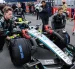 El piloto italiano George Rusell, de Mercedes, es empujado hasta la parrilla de salida antes del Gran Premio de Canadá de Fórmula 1 en el Circuito Gilles Villeneuve en Montreal, Canadá.