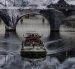 Una barcaza pasa junto a la instalación de “La cueva del Pont Neuf”, la última obra del fotógrafo y artista urbano francés JR.