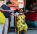 Una promotor (izquierda) entrega kits de herramientas comerciales para la Copa Mundial 2026 a una propietaria de un pequeño negocio en el barrio de Little Haiti, en Nueva York.