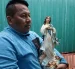 El maestro nicaragüense exiliado Gabriel Putoy sostiene una imagen religiosa durante una entrevista.
