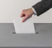 Ciudadano deposita su voto en una urna, en el marco de las elecciones organizadas por el CNE en Ecuador.