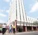 El edificio donde funcionaron el hotel y la cafetería se levanta imponente en el centro de Guayaquil, frente al parque Seminario y la Biblioteca Municipal, cerca del Municipio.