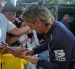 Sebastián Beccacece firmando autógrafos.