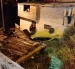 El taxi cayó aproximadamente seis metros por una pendiente, terminando en las inmediaciones de una vivienda.