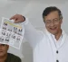 El presidente de Colombia, Gustavo Petro, muestra el tarjetón electoral este domingo 31 de mayo en Bogotá.
