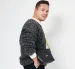Daniel Chong con una de sus creaciones